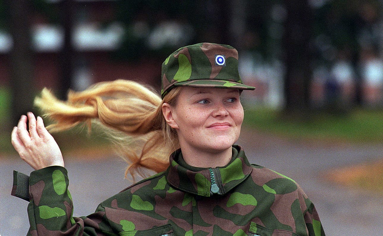 Suomen historiaan on jäänyt päivämäärä 16.10.1995, jolloin 25 naista astui ensimmäistä kertaa vapaaehtoiseen asepalvelukseen. Yksi heistä oli Mirva Maunula, nyk. Kuni, joka oli ensimmäinen eteläpohjalainen naissotilas. Arkistokuva.
