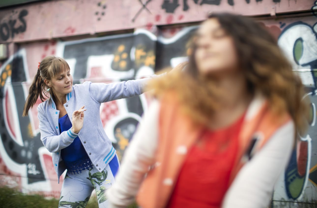 Marlene Hyyppä (vas.) ja Miriam Ben-Baruch järjestivät ensimmäiset katutanssijamit viime vuoden Taiteiden yönä Prunnitorilla. Tänään he kiertävät keskustaa oman koreografiansa kanssa.