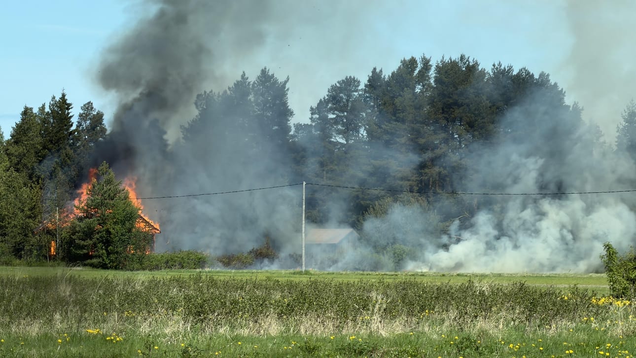 Toinen rakennuksista tuhoutui palossa täysin.