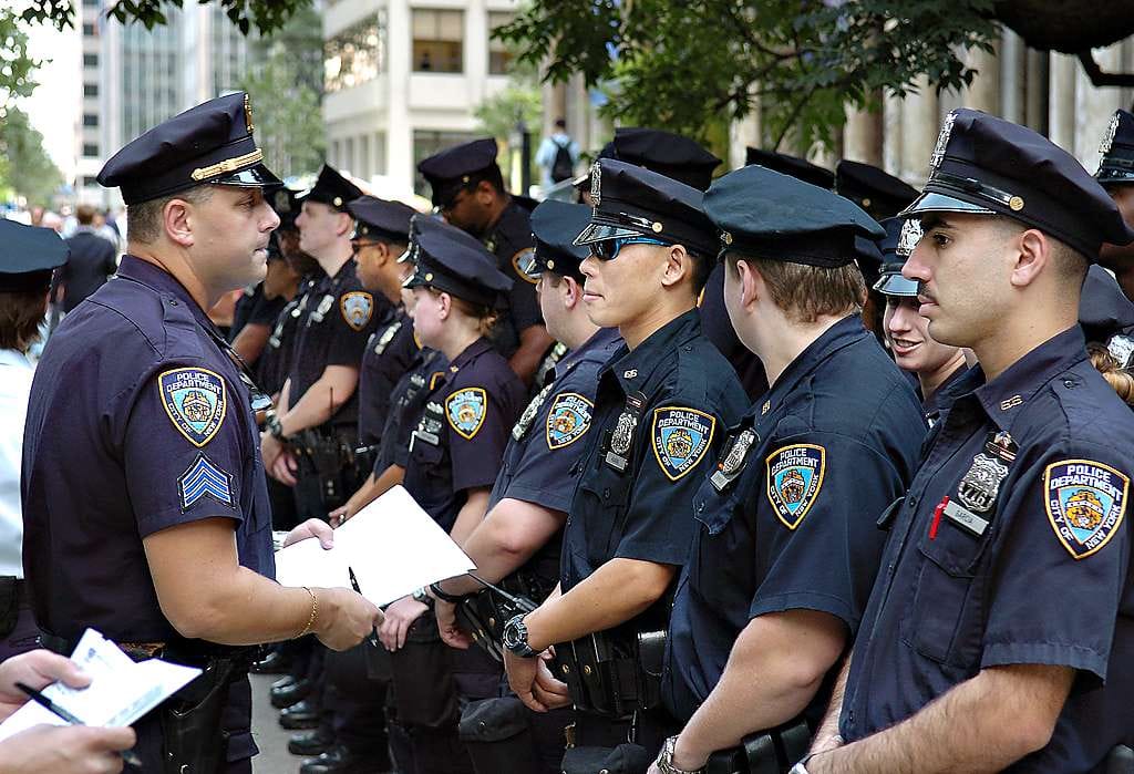 Amerikkalaispoliisien palkat ovat korkeita verrattuna yksityisen puolen turva-alan palkkoihin. Newyorkilaisten rivipoliisien kokonaisvuosiansiot alkavat 43 000 dollarista eli 2 650 euron kuukausipalkasta, mutta jo viiden ja puolen vuoden palveluksen jälkeen kuukausipalkka on 5 550 euroa.