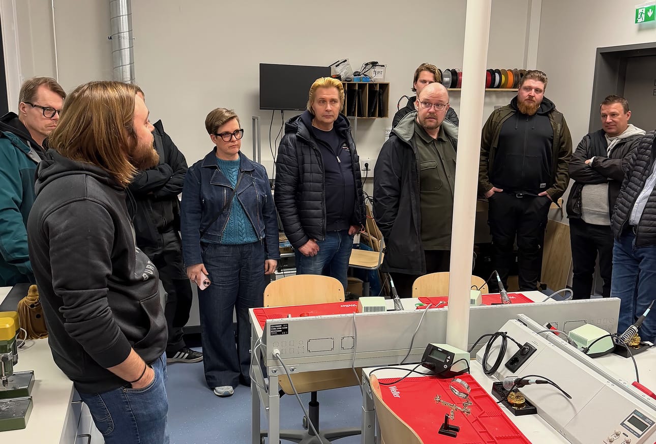 Eteläpohjalaiset teknisen työn opettajat tutustuivat huhtikuussa Ylihärmän yhtenäiskoulun tiloihin Joonas Piitulaisen (vas.). Vierailulle osallistuivat Mika Laurila, Sara Ojajärvi, Teemu Tassi, Jaakko Ylipelkonen, Eetu Sysilampi (Ylipelkosen takana), Juha-Pekka Laurikainen ja Jarkko Laitamäki.