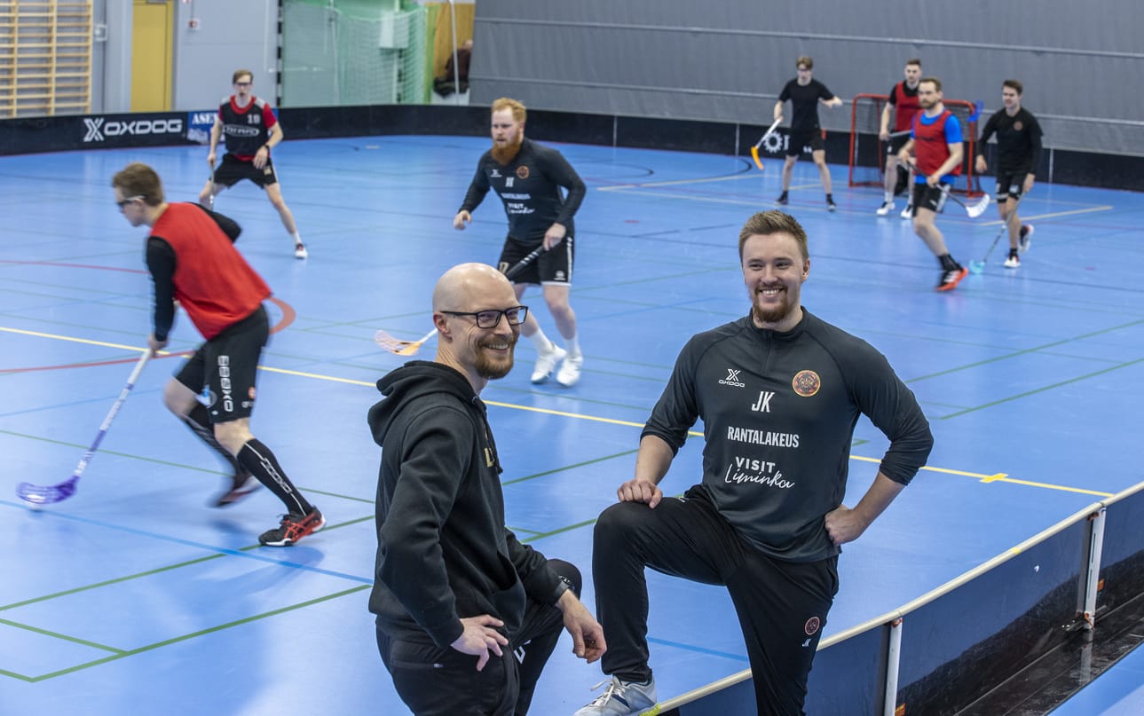 LNM:n salibandyjaoston puheenjohtaja Marko Kärsämä (vas.) ja edustusjoukkueen päävalmentaja sekä seuran valmennuspäällikkö Jari Karjalainen ylistävät seuran yhteishenkeä estoitta.