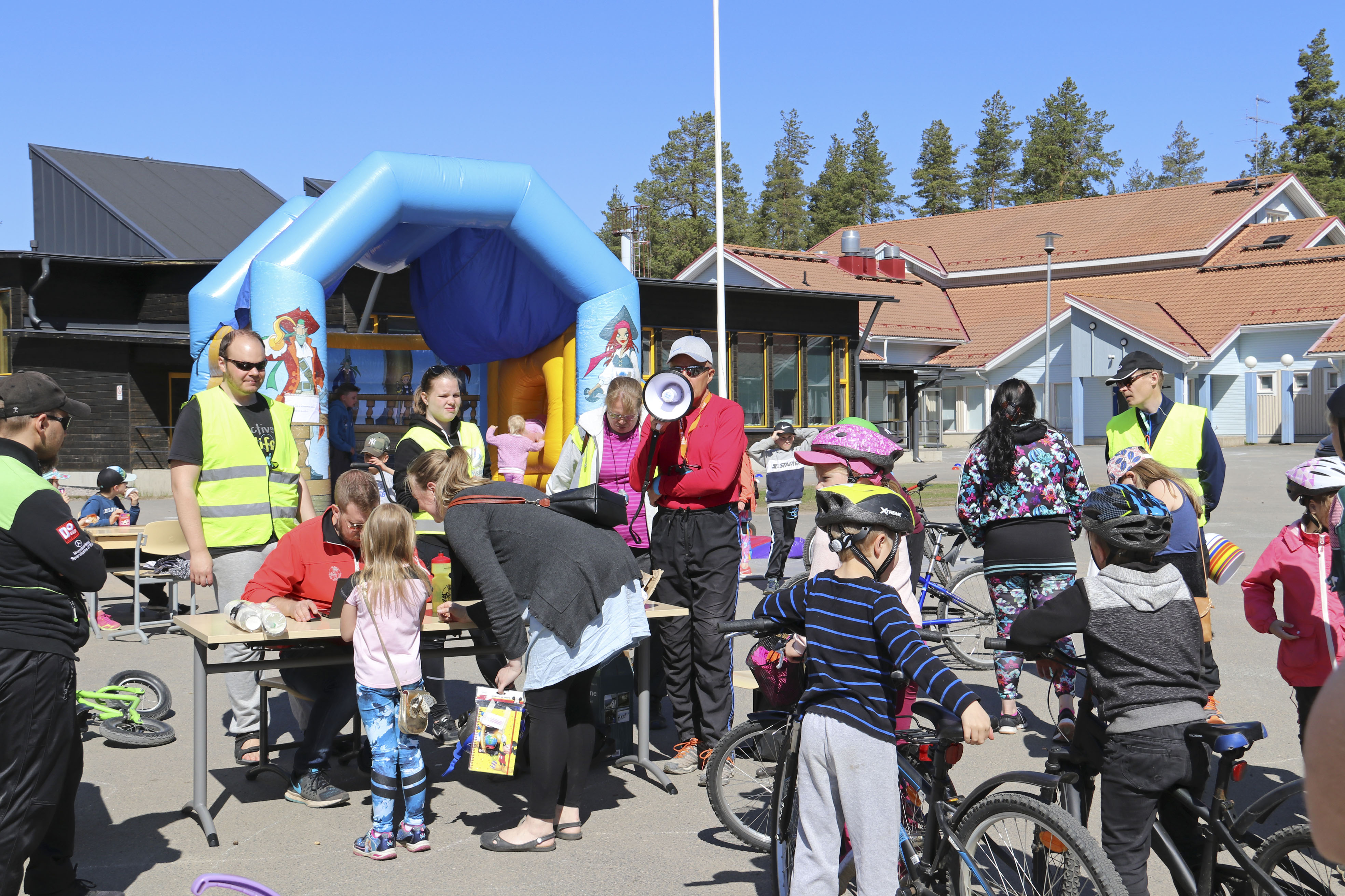Tour de Kids houkutteli väkeä Murron koululle. Megafonin varressa Pekka Hartikka. Ajoja varten vaadittiin vain lasten tavallinen pyörä. Myös kypärä oli ehdoton vaatimus.