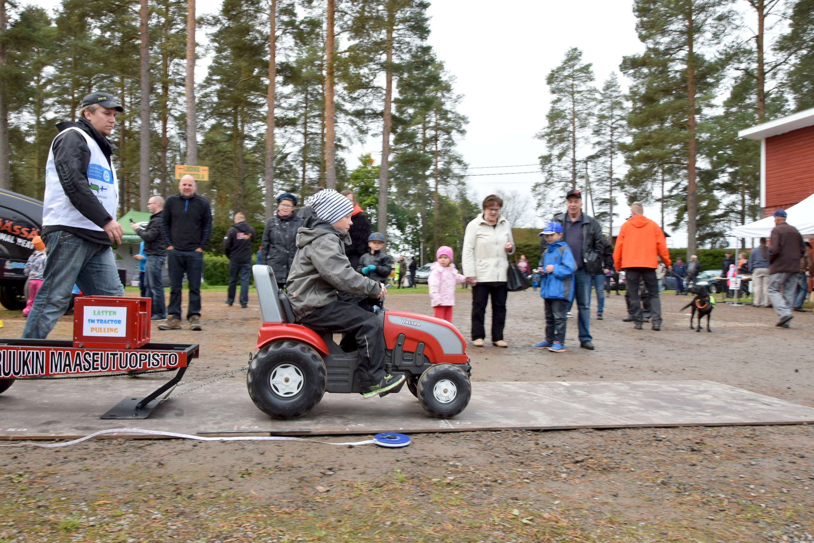 Lasten polkupullingissa nähtiin tiukkoja kisatilanteita ja iloisia onnistumisia! Kuva Elina Nuolioja