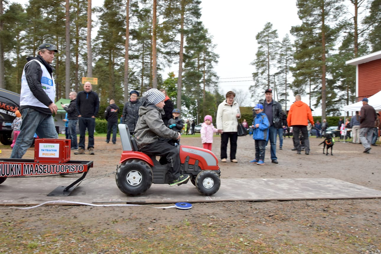 Lasten polkupullingissa nähtiin tiukkoja kisatilanteita ja iloisia onnistumisia! Kuva Elina Nuolioja