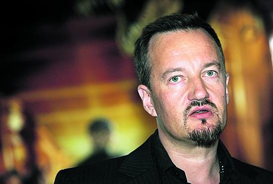 Elokuvaohjaaja Olli Saarelan mielestä suora kirja-adaptaatio ei toimi elokuvana, vaan käsikirjoituksessa on päästävä riittävän etäälle alkuperäisteoksesta.