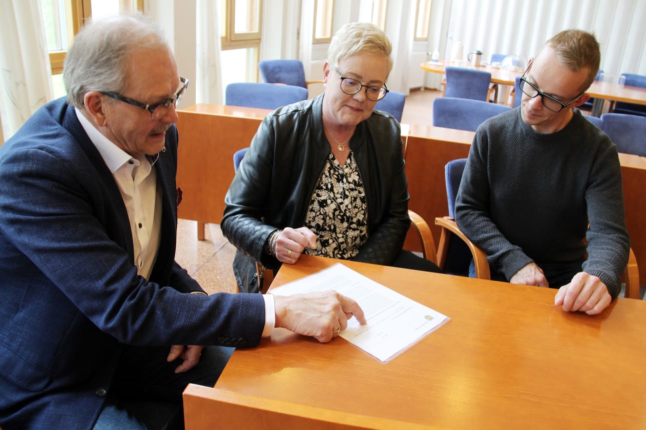 Kansanedustaja Raimo Piirainen vaihtoi ajatuksia Oulaisten asioista Päivi Rantaeskolan ja Jonne Haapalan kanssa.