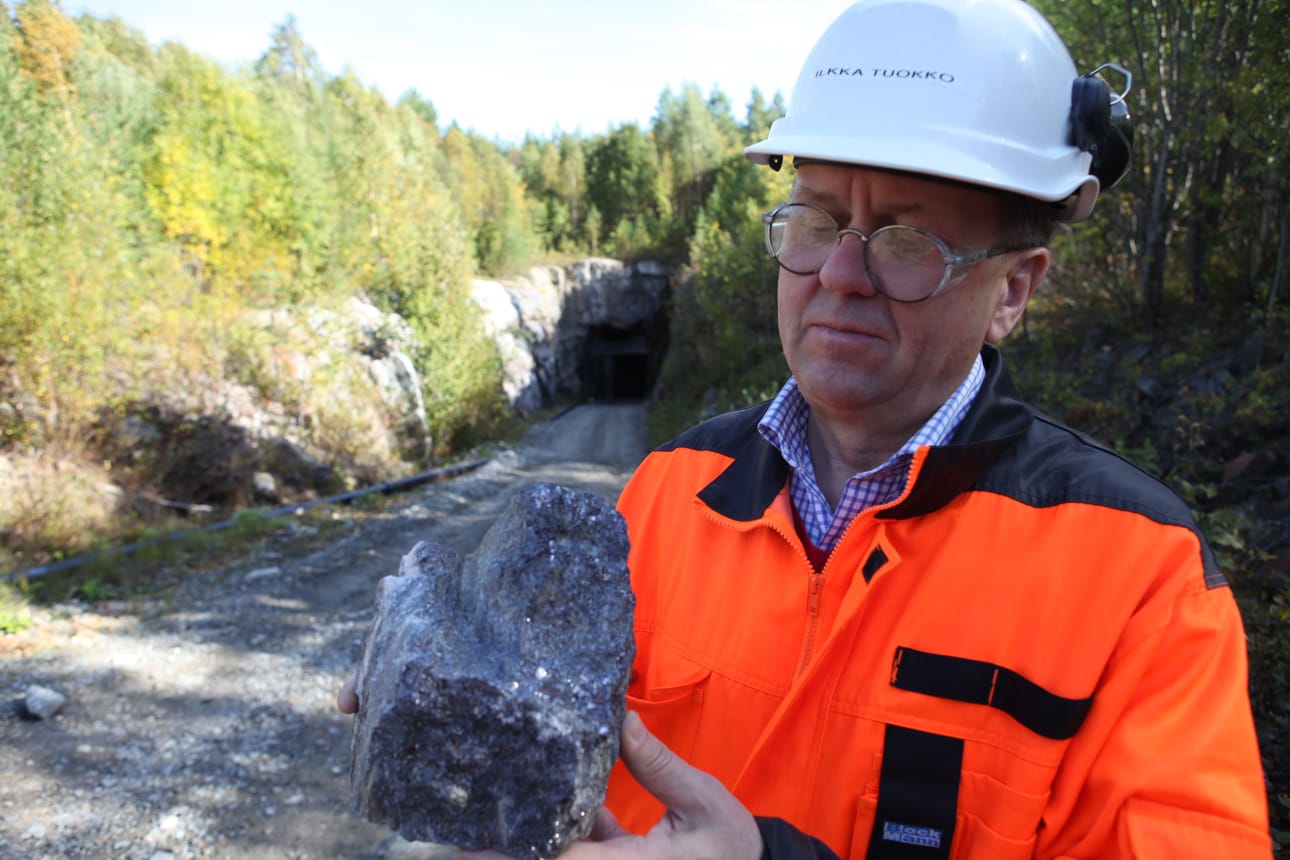 Sotkamo Silver AB:n toimitusjohtaja Ilkka Tuokko kaivoskäytävän suulla käsissään pala ylös tuotua hopeamalmia.