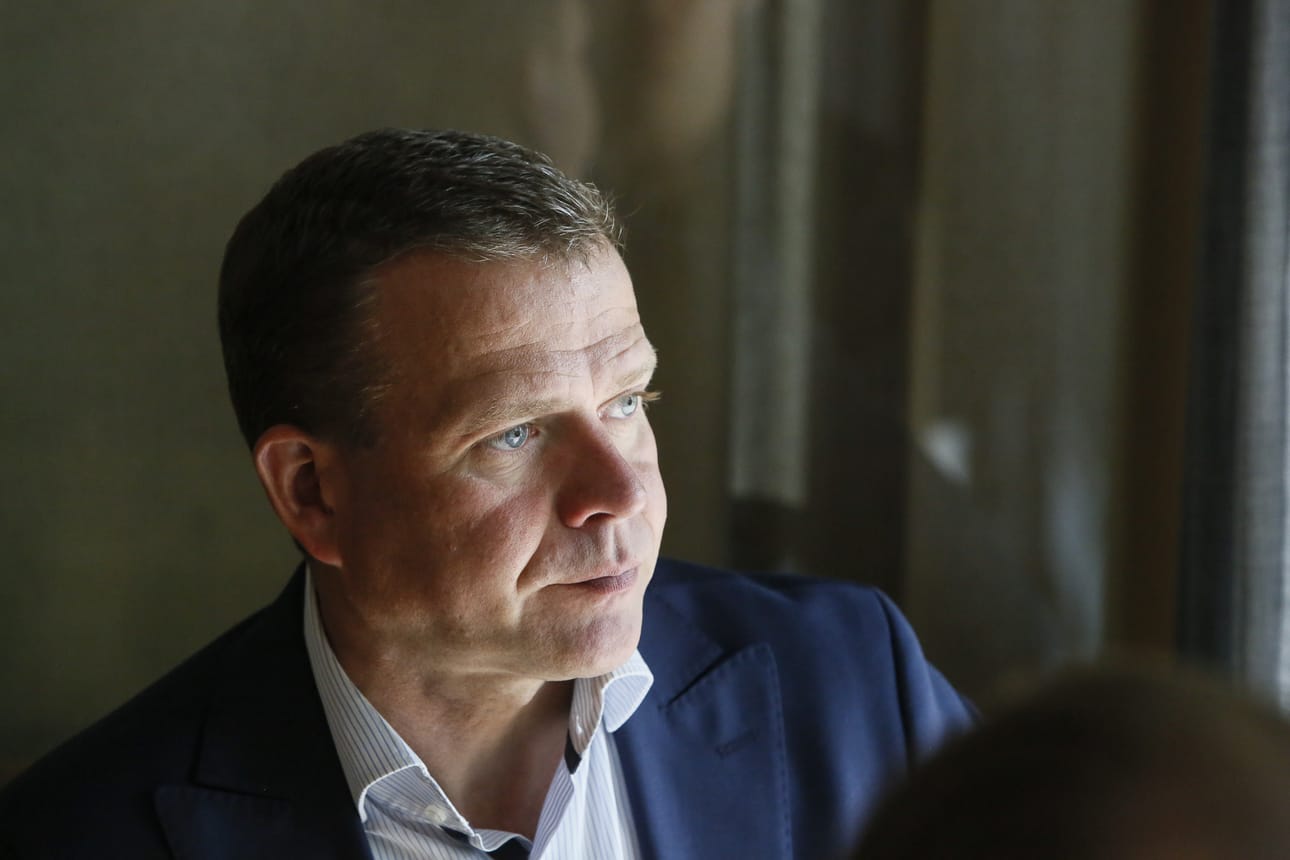Kokoomusjohtaja Petteri Orpo odottaa pääministeri Marinilta selvitystä, miksi oikeusvaltiokritiikin kohteena olleet Visegrad-maat iloitsivat neuvottelutuloksen jälkeen.