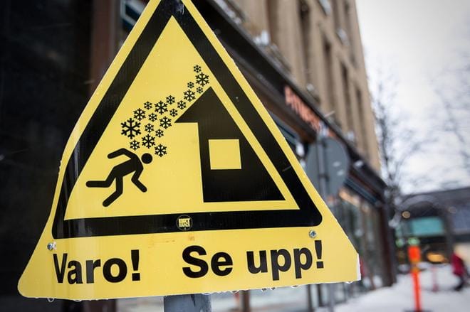Tällainen kyltti ainakin huomataan. KUVA: PAULA KASKIMAA