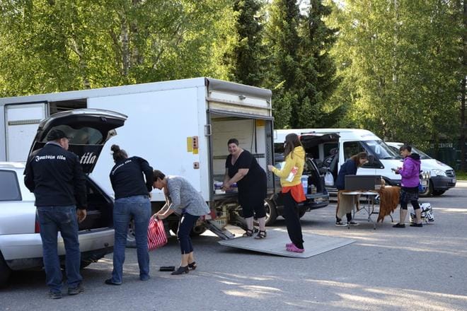 Viime viikon keskiviikon REKO-jakelussa paikalla Joutsin tila, Mäkisen Maatila, Vuorusluoma Highland, Kaitamäen lampola ja Popia. Sari Tarkkanen jakeli tällä kertaa myös myös Kivisillan Mehiläistuotteen ja Ylimartimon lähijuustolan tuotteet. KUVA: MARJUT HAAPANEN