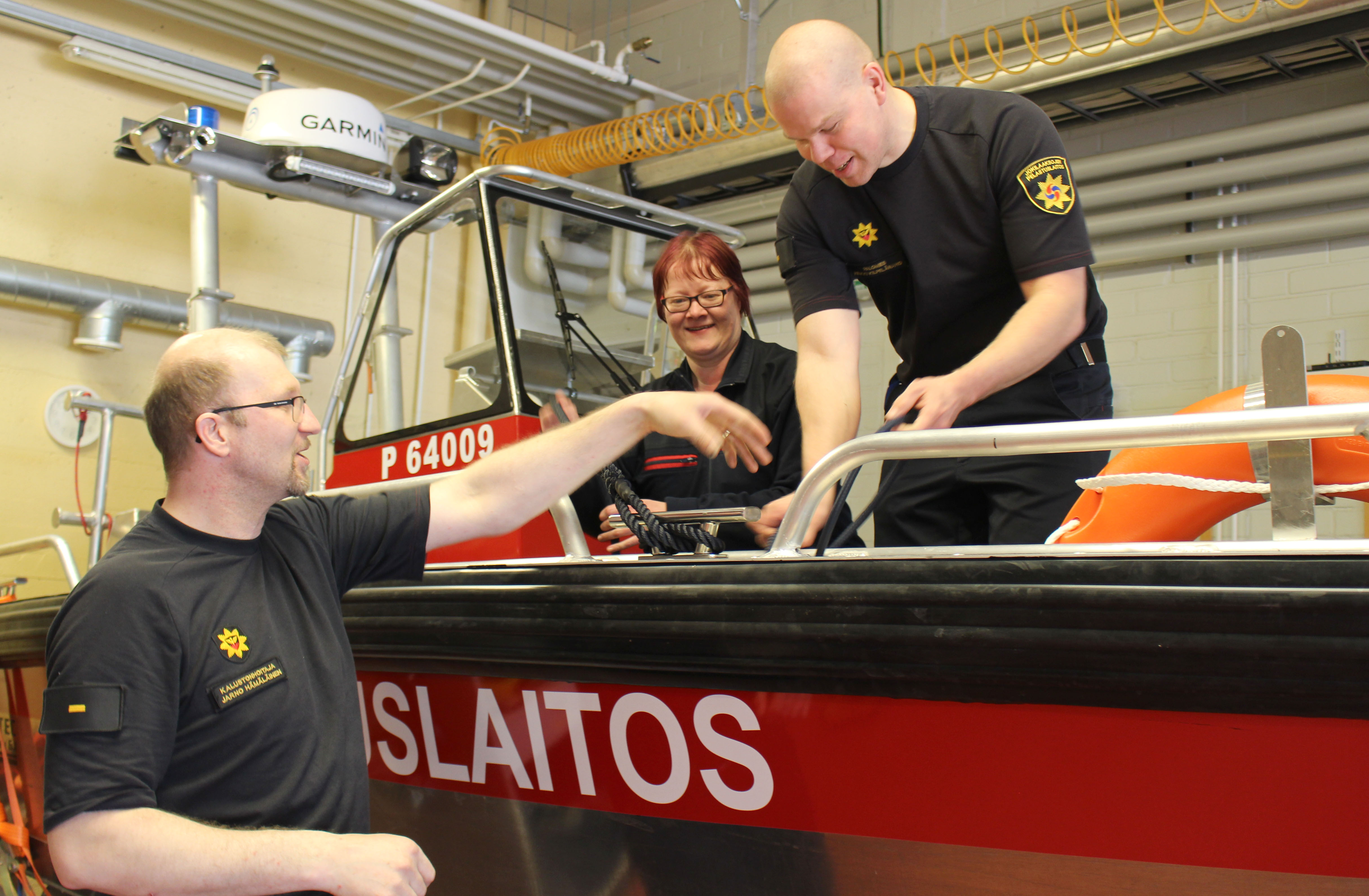 Kestilän asemalla kalustonhoitaja Jarno Hämäläinen, sammutusmies Mervi Hämeenaho ja palomies Heikki Kilpelänaho tutustuivat tiistaina asemalle saatuun uuteen öljyntorjunta- ja pelastusveneeseen. 