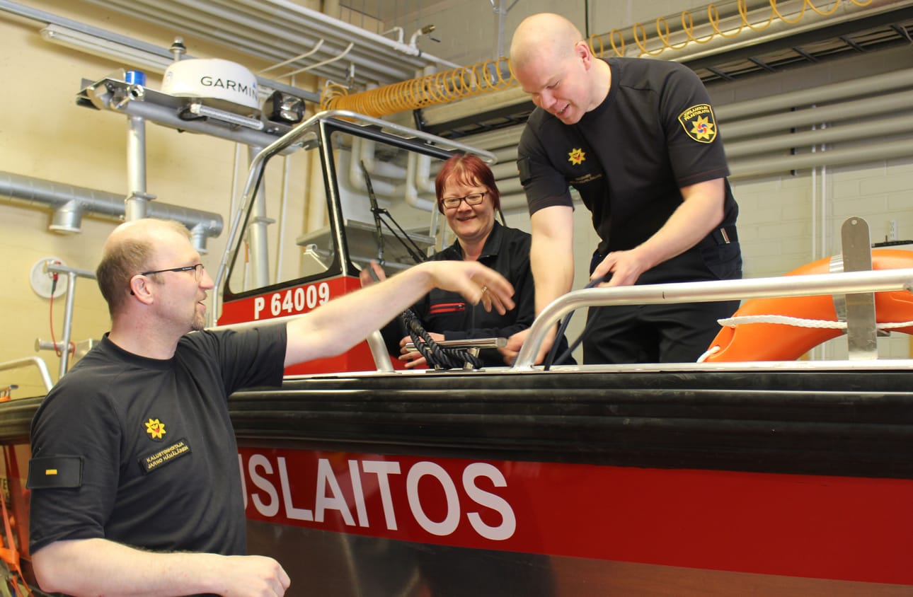 Kestilän asemalla kalustonhoitaja Jarno Hämäläinen, sammutusmies Mervi Hämeenaho ja palomies Heikki Kilpelänaho tutustuivat tiistaina asemalle saatuun uuteen öljyntorjunta- ja pelastusveneeseen.