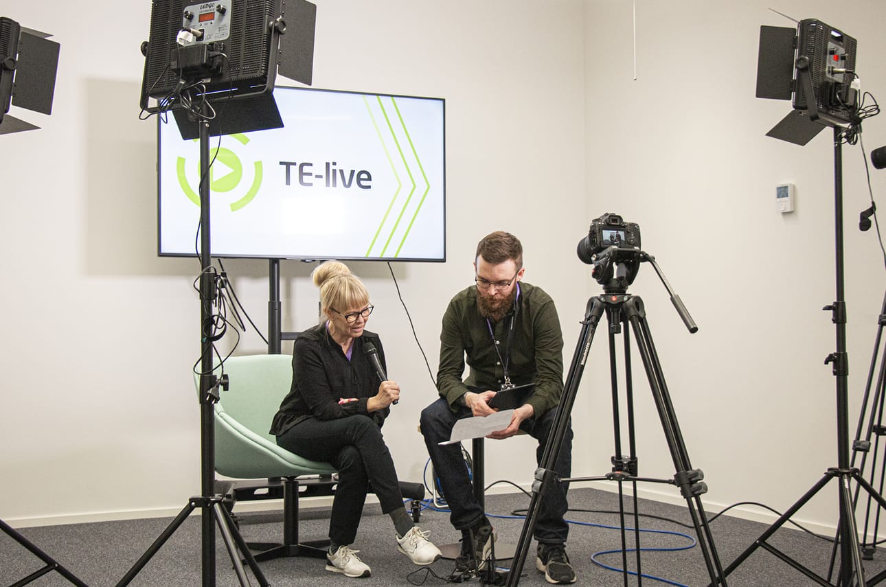 Aulikki Ståhle ja Paavo Impiö tekevät TE-livelähetyksiä Pohjois-Pohjanmaan TE-toimiston studiossa Oulussa.