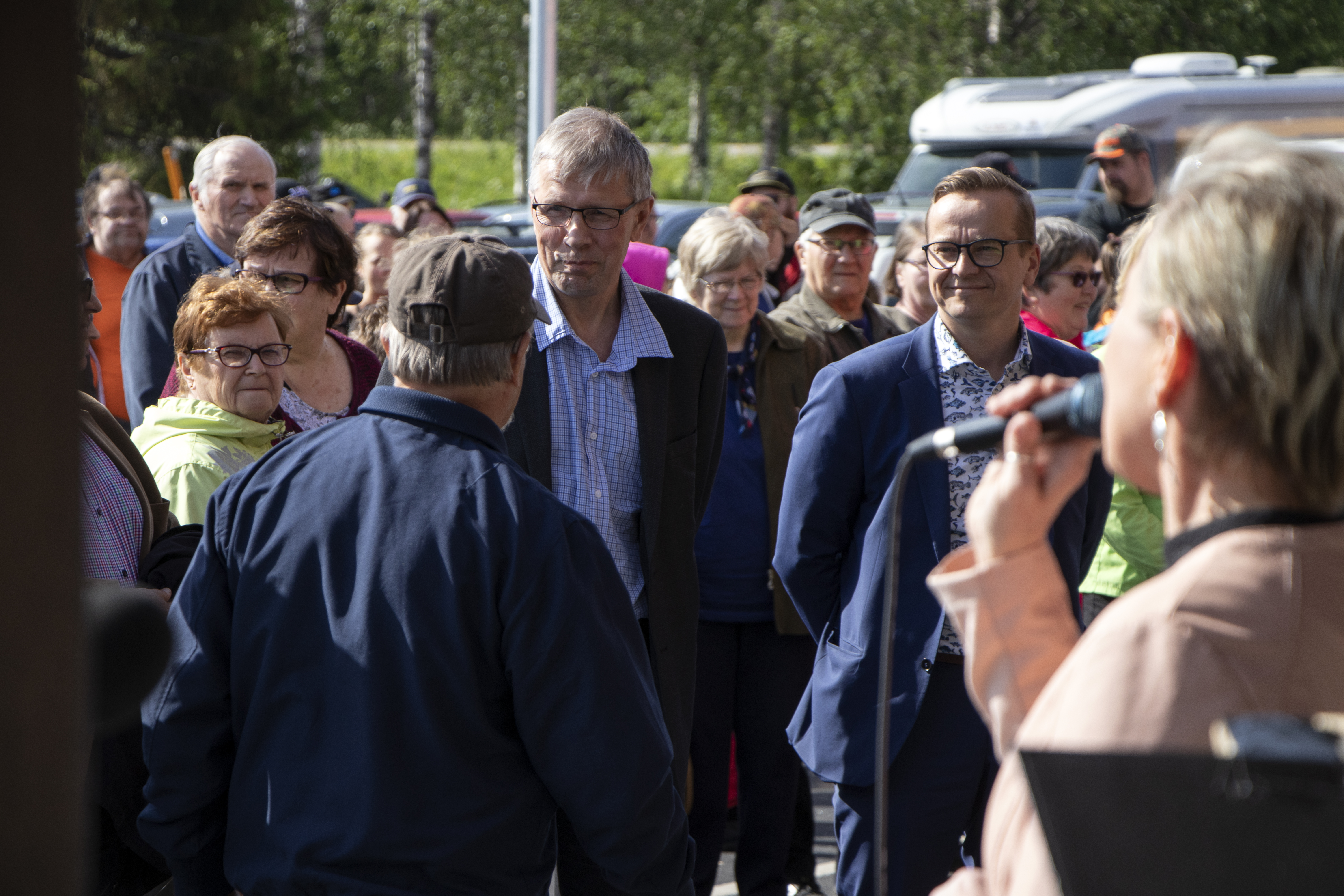 Virpi Piipon laulua kuunnelleen kunnanjohtaja Jouko Nissisen ilme oli avajaisissa yhtä tyytyväisen oloinen kuin kuntalaistensa. Odotus on vimein ohi ja liikekeskus avattu.  