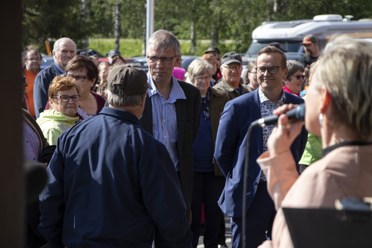 Virpi Piipon laulua kuunnelleen kunnanjohtaja Jouko Nissisen ilme oli avajaisissa yhtä tyytyväisen oloinen kuin kuntalaistensa. Odotus on vimein ohi ja liikekeskus avattu.