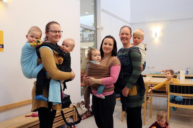 Marjukka Lehtimäen (oik.) 3-vuotias Matias kulkee mukana kudotussa kantoliinassa, Reetta Kankaanpään 8 kuukauden ikäinen Vilma-tytär on trikooliinassa ja Niina Kukkolalla on kannettavanaan yhteensä 30 kiloa, edessä repussa 1-vuotias Katariina ja takana liinassa 3-vuotias Oskari. KUVA: OUTI RANTALA