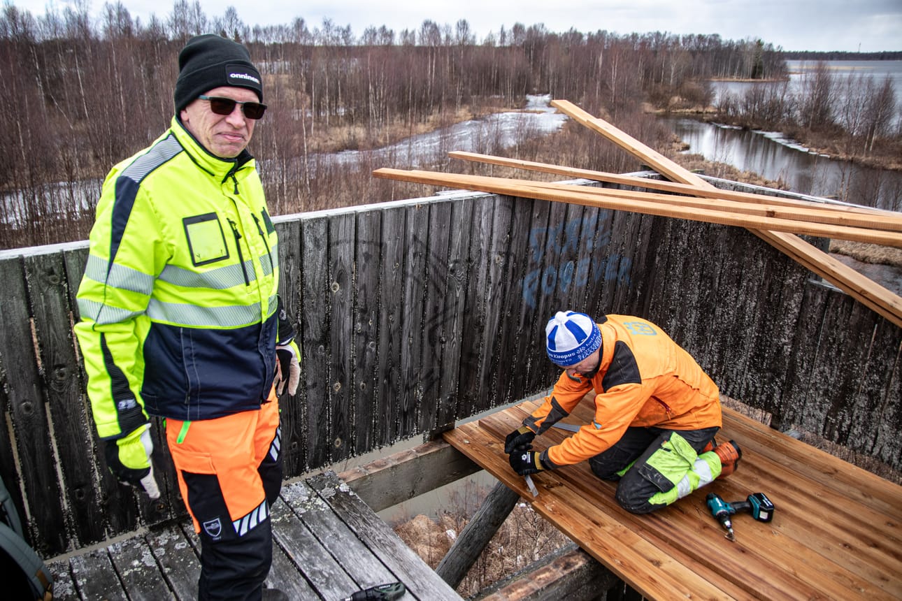 Jukka Myllylä (vas.) ja Antti Lehtoaho vaihtoivat perjantaina koko tähystystornin lattian.