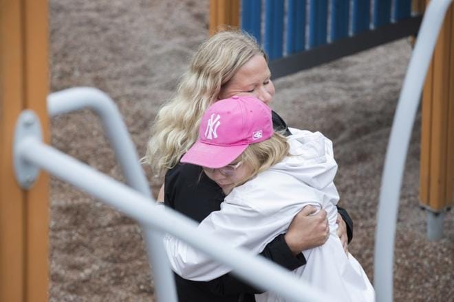 Äiti Maarit Parkkari on tyttärelleen Ellen Männikölle paras ja rakkain maailmassa. KUVAT: MINNA ANTILA