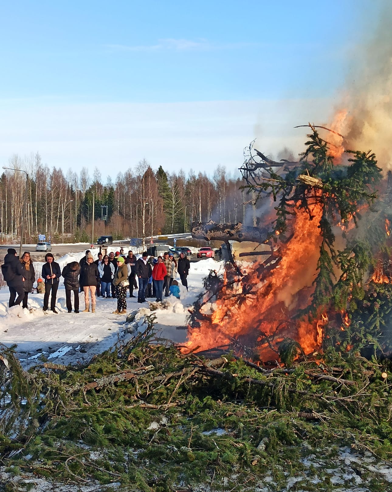 Kokkorallin lisäksi valkeita poltettiin myös muilla Ähtärin kylillä. Myllymäellä kokko syttyi Kioski-Kahvila Myllyn vieressä.