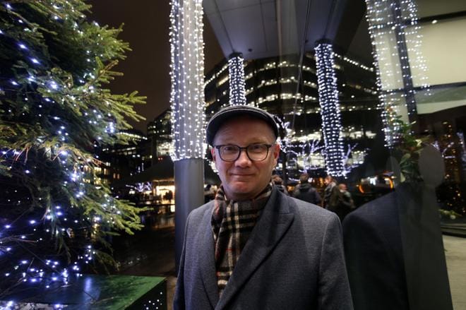 Ilkka Räisänen on oppinut arvostamaan tiettyjä suomalaisia asioita asuessaan muualla. Paitsi että Britanniassa sataa usein, siellä joutuu maksamaan lapsen koulutuksesta ja säästämään itse eläkettä. KUVA: Petteri Kokkonen