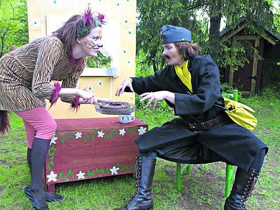 Kissa Matroskin (Eeva-Maria Kauniskangas) ja posteljooni Petskin (Ulla-Maija Aaltomaa) neuvonpidossa.