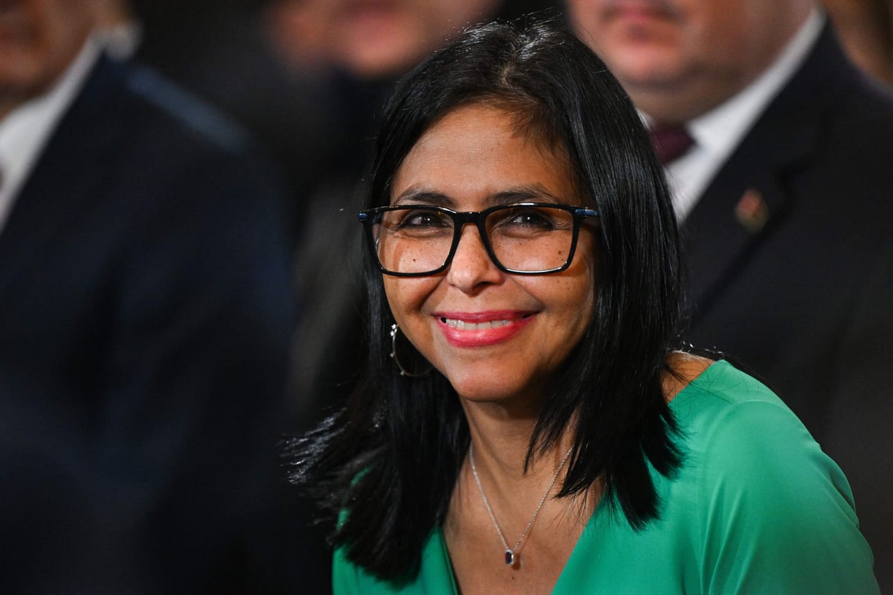 Delcy Rodriguez on vannonut virkavalansa Venezuelan virkaa tekevänä presidenttinä. Hänen veljensä on parlamentin puhemies.