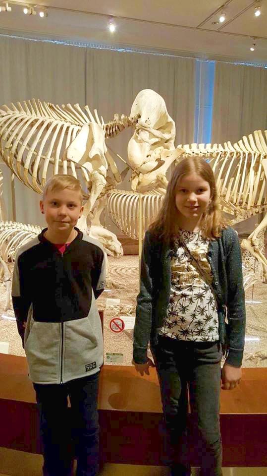 Tolpanniemen koulun Venla Kivelä ja Tuukka Pitkänen tutustuivat tiistaiaamuna Luonnontieteelliseen museoon. Iltapäivällä on vuorossa itsenäisyyspäivän juhla Säätytalolla.