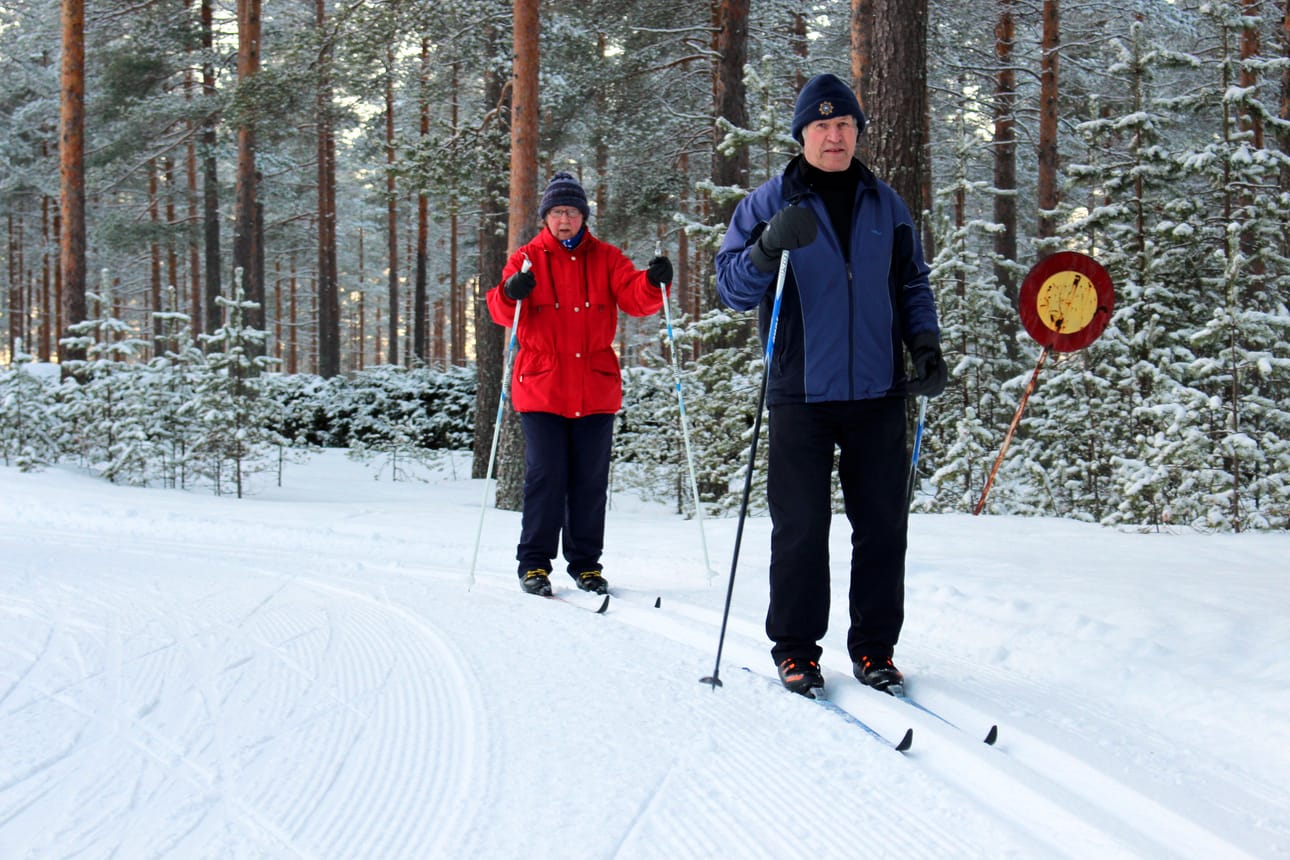 Siikalatvan kunta kilpailuttaa muun muassa urheilu- ja liikunta-alueiden talvi- ja kesäkunnossapidon. Pulkkilassa, Lehtomäen ulkoilualueen latujen nykykunto saa Matti ja Seija Kyöstilältä kiitosta. Pulkkilan latuverkkko on ollut jo nykyisin yrittäjän hoidossa.