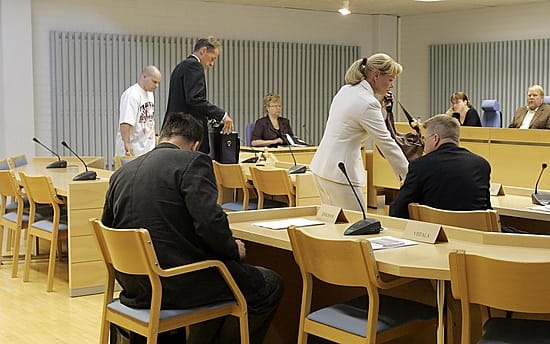 Sami Greus (vas.) puolusti käräjäoikeudessa helsinkiläinen asianajaja Jarkko Jaatela. Syyttäjänä toimii kihlakunnansyyttäjä Päivi Markus.