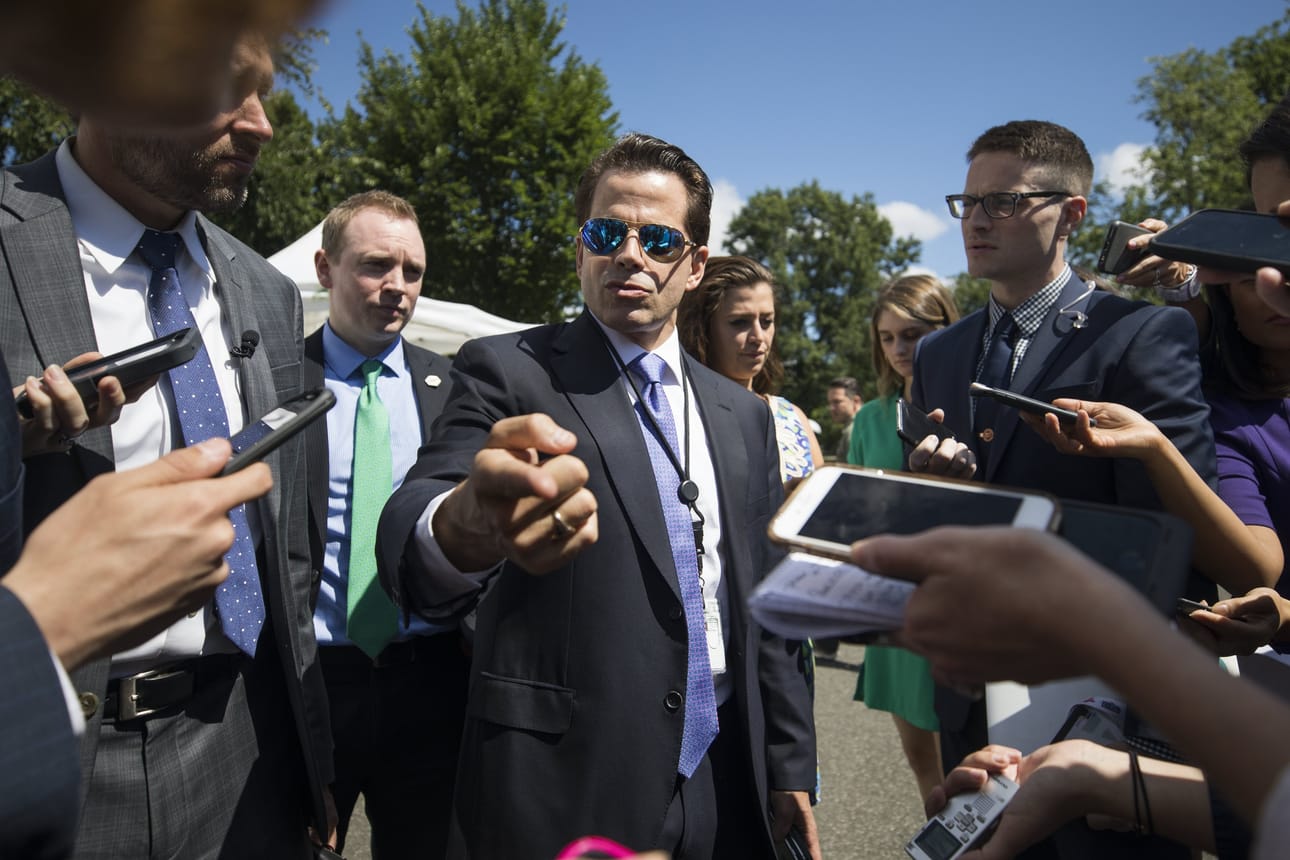 Anthony Scaramucci (keskellä) on saanut potkut Valkoisen talon viestintäjohtajan virasta. Scaramucci ehti enätyslyhyen kautensa aikana muun muassa pitää kirosanoilla ryyditetyn palopuheen New Yorkerin toimittajalle.