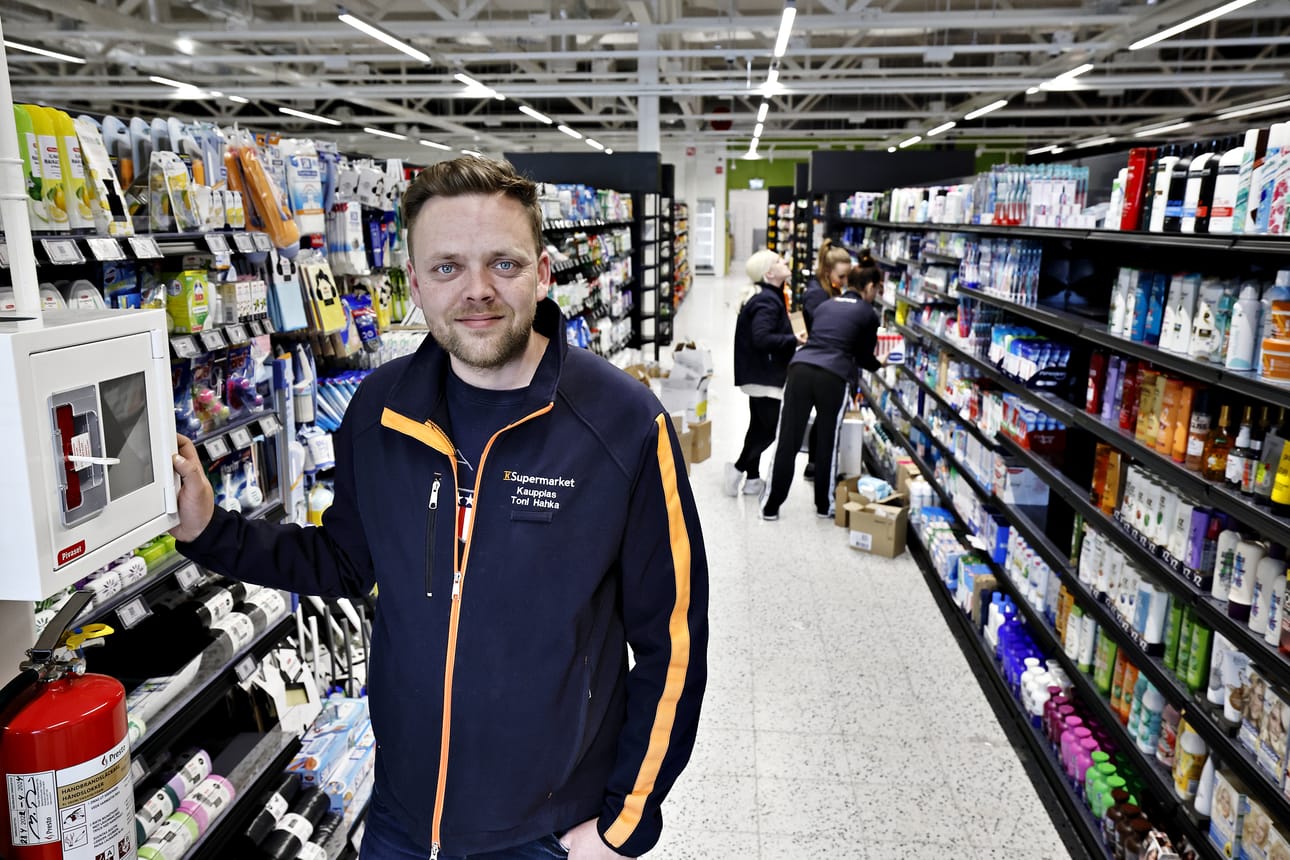 Kauppias Toni Hahka kertoo uudessa K-Supermarketissa olevan myyntipinta-alaa lähes 1300 neliötä.