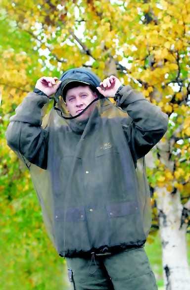 Suojaan hirvikärpäsiltä. Erämies Ilkka Jääskeläinen suojautuu hirvikärpäsiltä hyönteishupulla.