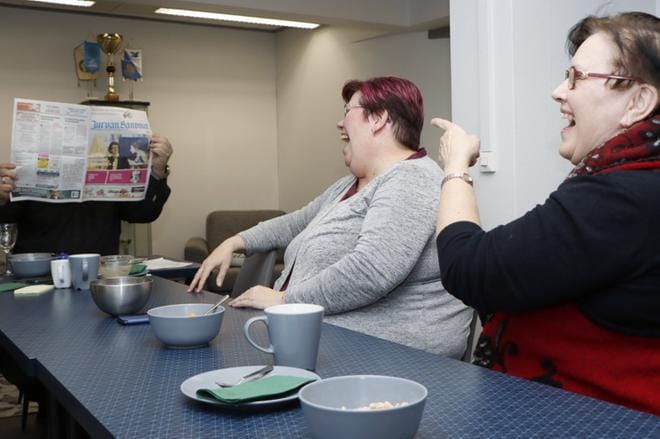 Jos mä meen tänne Jurvan Sanomien taakse piiloon, ehdottaa Markku Laiteenmäki. Ehdotus herättää hupia Leena Rinta-Kiikassa ja Tuula Smedsissä. Pöydän ympärillä löydettiin paljon samoja naurun ja harmin aiheita. Kuvat: Jaana-Stiina Ala-Korpi