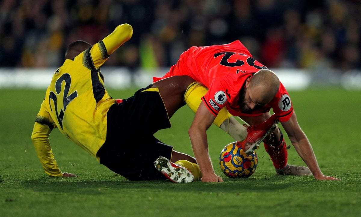 Teemu Pukki (oikealla) voitti kaksinkamppailussa Watfordin puolustajan Samirin ja keskitti maalille, josta Joshua Sargent ohjasi 1–0-voittomaalin. LEHTIKUVA / AFP