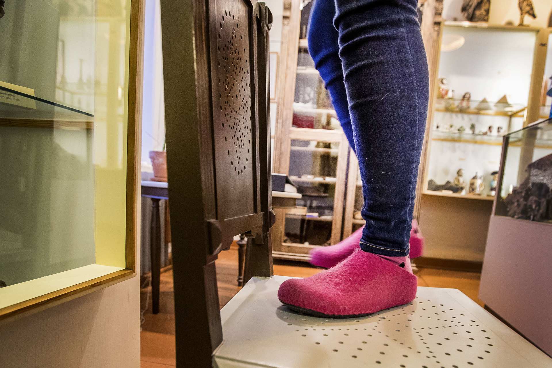 Katon imurointia varten on noustava jakkaralle.