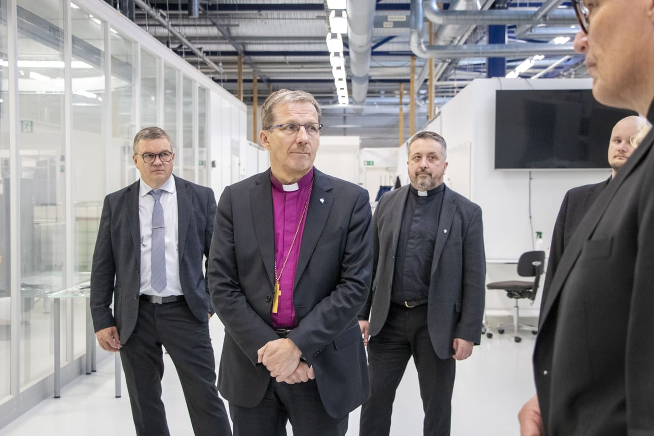 Piispantarkastukseen kuuluu yritysvierailu. Oulunsalossa Oulun hiippakunnan piispa Jukka Keskitalo tutustui Tectotekiin. Mukana oli seuruetta, vasemmalla Oulunsalon Kirkonkylän rauhanyhdistyksen johtokunnan puheenjohtaja Antti Korkiakoski ja oikealla Raahen seurakunnan kirkkoherra Teemu Isokääntä.