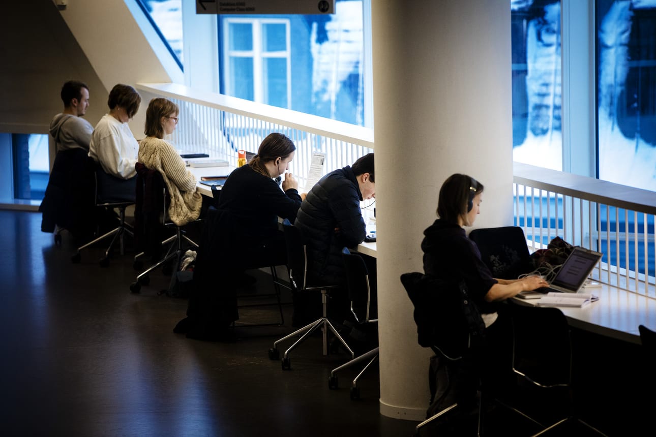 Opiskelijoita Helsingin yliopiston kirjastossa. Arkistokuva.