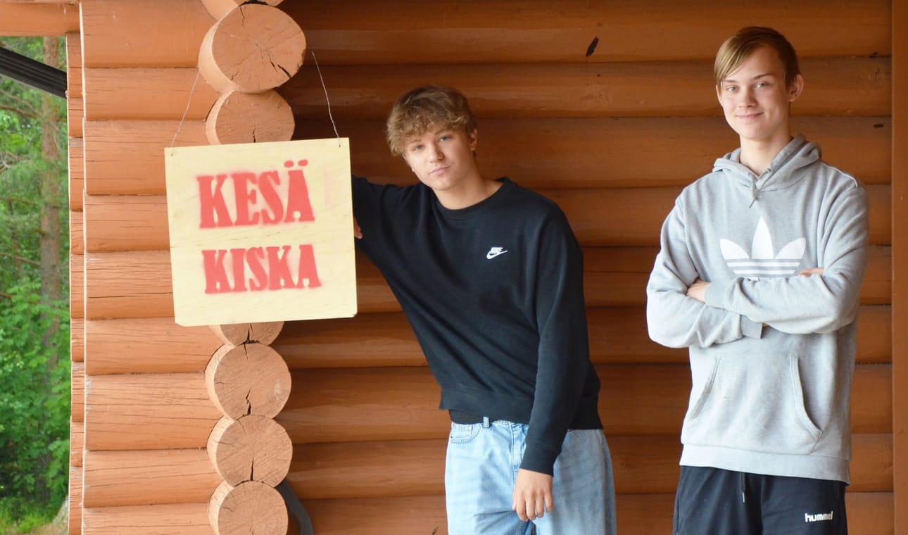 Akseli Heiskanen (vas.) ja Aapo Poutanen pitävät kesäkiskaa jo toista kesää.
