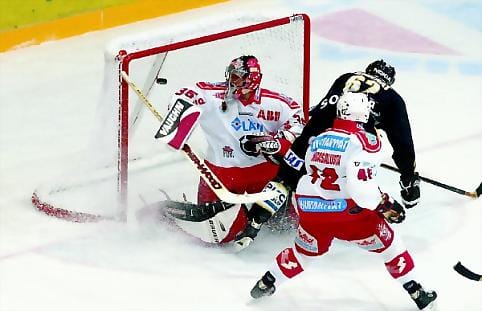 Siellä lepää. Maalivireensä viime otteluissa löytänyt kärppähyökkääjä Petr Tenkrat punnertaa kiekon väkisin ohi ässävahti Scott Langkowin.