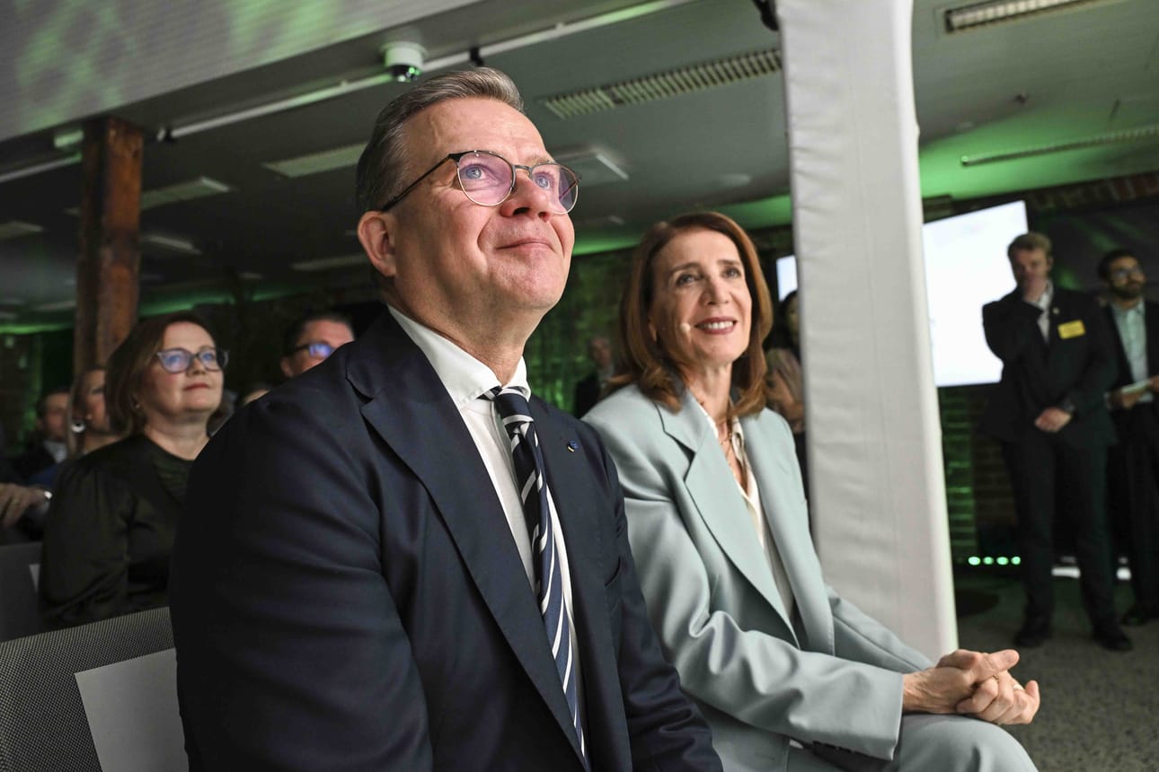 Pääministeri Petteri Orpo ja Googlen globaali investointijohtaja Ruth Porat kertoivat Googlen investoinneista Helsingin Katajanokalla tiistaina.