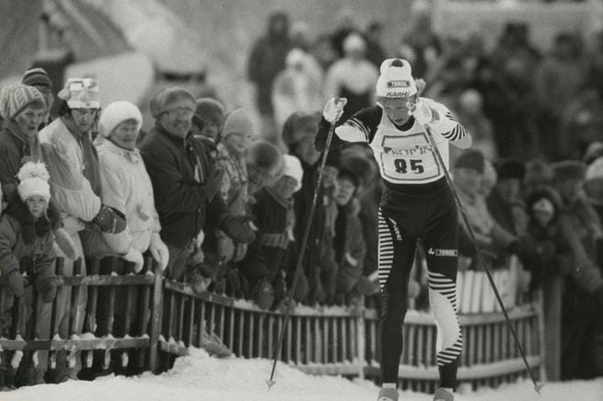 Marja-Liisa Kirvesniemi (o.s. Hämäläinen) on kolminkertainen hiihdon olympiavoittaja Sarajevon kisoista 1984. Yhteensä hän on voittanut 15 arvokisamitalia. Kirvesniemi päätti uransa Lillehammerin olympialaisiin 1994, jossa hän saavutti vielä kaksi pronssimitalia. 1980-luvulla hiihtokilpailuissa riitti myös kotimaassa yleisöä. KUVA: Pekka Ala-aho