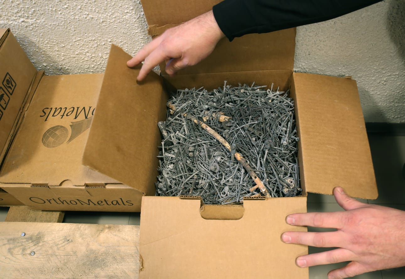 Tuhkauksesta jäljelle jäänyttä arkkumateriaalia lähdössä kierrätykseen.