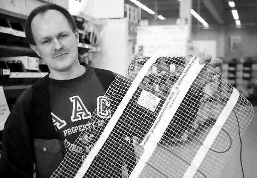 Itsekin voi asentaa. Lämpömatto on kätevä vaihtoehto saneerauskohteisiin ja varsinkin tee-itse-asentajille, kodinkonemyyjä Jari Hassinen selvittää.
