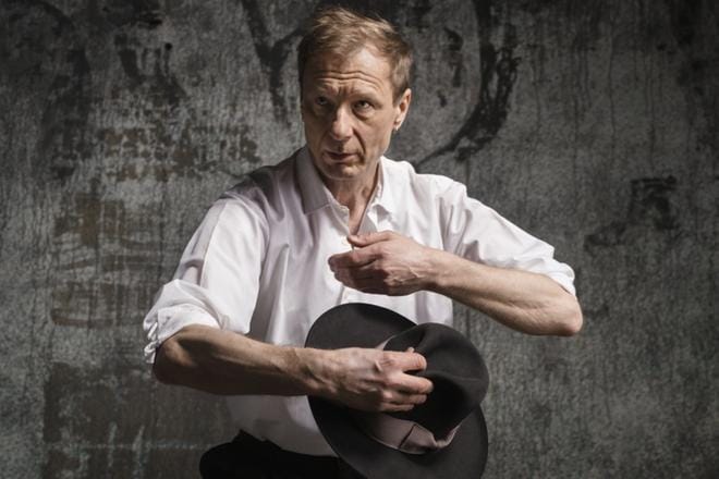 Ismo Alanko tuo perjantaina Seinäjoen Rytmikorjaamolle viisimiehisen bändinsä. KUVA: MIIKKA PIRINEN