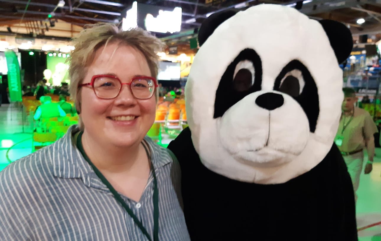 Ilmajokelainen Lotta Iso-Tuisku kaappasi kainaloonsa Mikko Savolan varapuheenjohtajakisan pandamaskotin. Puoluekokouksessa pienen Urho-pojan äiti aikoo nauttia hotellin aamupalasta ja mahdollisuudesta lukea kirjaa rauhassa.