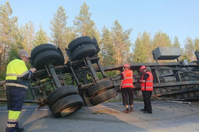 Rekan peräkärry oli kaatunut ojaan Kurikan ja Ilmajoen rajalle myöhään maanantai-iltana. LUKIJAN KUVA
