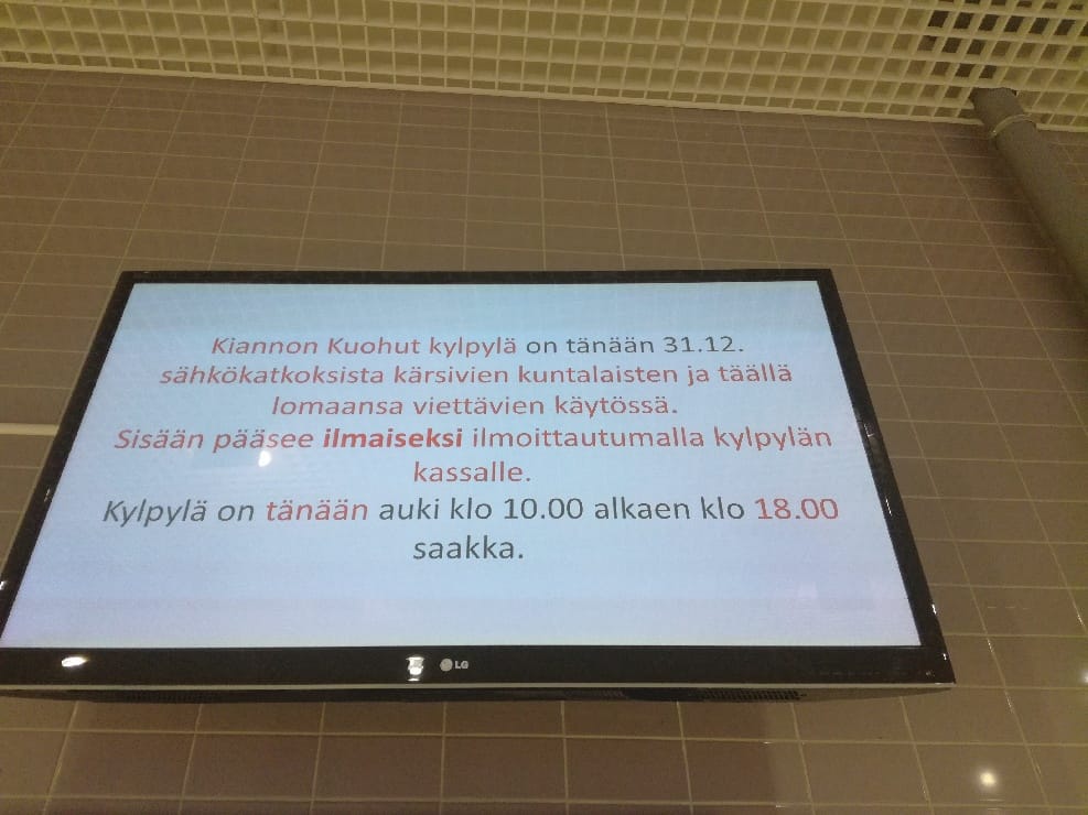 Suomussalmella kaupan inforuutu oli valjastettu tiedottamiseen poikkeuksellisesta tilanteesta sähkökatkojen vuoksi.