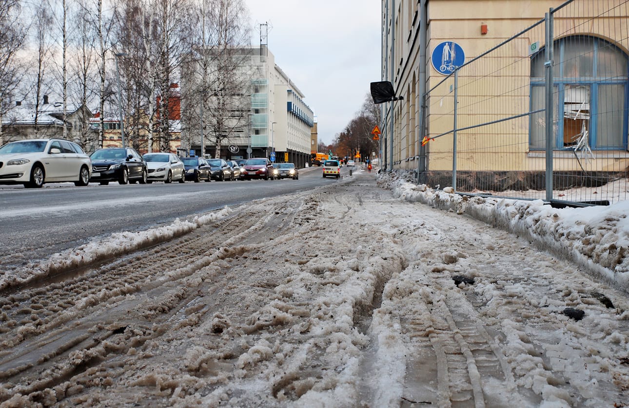 Väylävirasto kerää palautetta Oulun seudun pyöräteiden kunnossapidosta mobiilipelin avulla. Käyttäjiltä pyydetään havaintoja muun muassa auraamattomista väylistä ja häiritsevästä epätasaisuudesta väylillä. Arkistokuva.