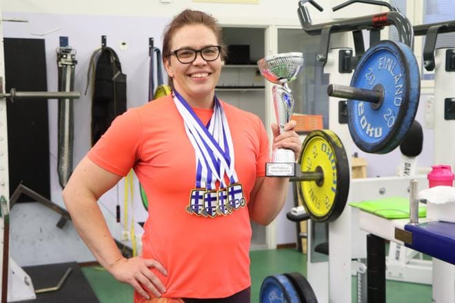 Jurvalainen Sanna Halenius toi voimanoston Suomen mestaruuskilpailuista pokaalin, neljä kultamitalia ja Suomen ennätystuloksen. KUVAT: HENNA NEVALA.